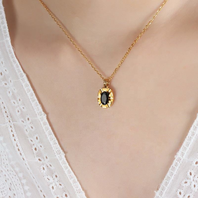 Retro Black Diamond Pendant Necklace